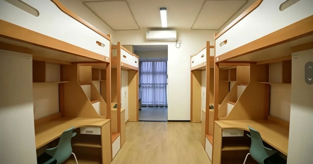 13、19 幢翻新四人寝全景，房间两侧为上床下桌